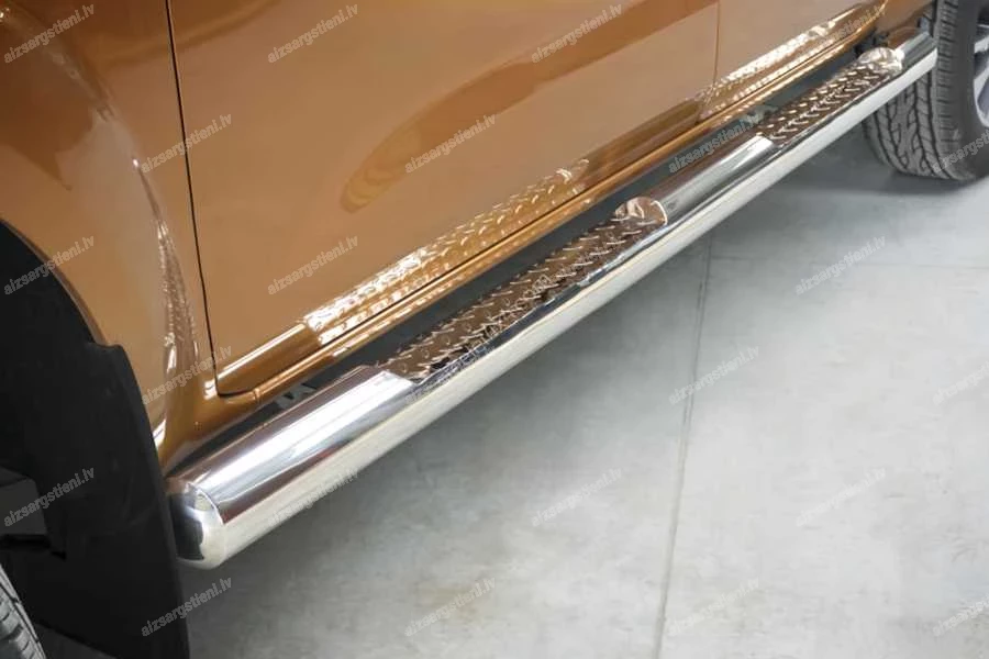 STEELER ROUND SIDE BARS WITH INTEGRATED FOOTSTEPS NISSAN Navara